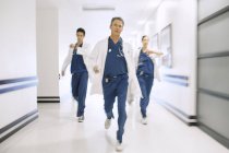 Médicos correndo pelo corredor do hospital — Fotografia de Stock