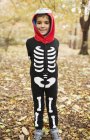 Menino usando traje de esqueleto no parque — Fotografia de Stock