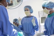 Chirurgen im Gespräch im modernen Operationssaal — Stockfoto