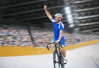 Cycliste sur piste célébrant dans le vélodrome — Photo de stock