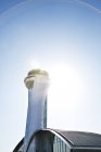 Torre di controllo del traffico aereo e cielo blu — Foto stock