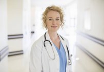 Porträt eines lächelnden Arztes auf dem Krankenhausflur — Stockfoto