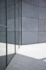 Скляні та бетонні стіни сучасного будинку — стокове фото