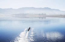 Canottaggio squadra canottaggio scull sul lago — Foto stock