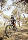 Низький кут зору гірського велосипедиста на ґрунтовій доріжці — стокове фото