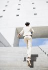 Бизнесмен, бегущая по городской лестнице — стоковое фото