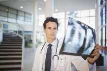 Médico que vê radiografias de tórax no hospital — Fotografia de Stock