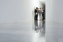 Geschäftsleute treffen sich im Korridor — Stockfoto