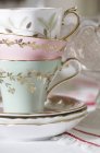 Primo piano di tazze da tè ornate impilati insieme — Foto stock