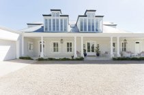 Driveway of luxury house outside during daytime — Stock Photo