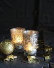 Ornamento de Natal com ouropel e velas — Fotografia de Stock