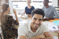 Бизнесмен улыбается на встрече в кафе — стоковое фото