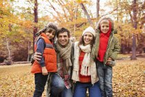 Família caucasiana sorrindo juntos no parque — Fotografia de Stock