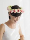 Sorrindo noiva vestindo rosa grinalda na cabeça — Fotografia de Stock