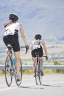 Велогонщики в гонке на сельской дороге — стоковое фото