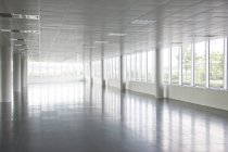 Pilares en edificio de oficinas vacío - foto de stock