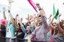 Fans jubeln bei Musikfestival — Stockfoto