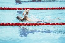 Schwimmerin rast im Poolwasser — Stockfoto