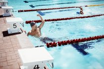 Schwimmerin feiert im Schwimmbadwasser — Stockfoto
