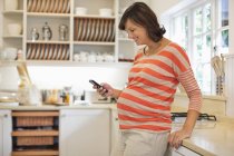 Schwangere benutzt Handy — Stockfoto