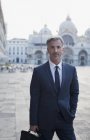 Ritratto di uomo d'affari fiducioso in Piazza San Marco a Venezia — Foto stock