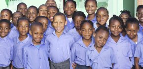 Estudantes afro-americanos sorrindo juntos em sala de aula — Fotografia de Stock