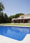 Роскошный бассейн и испанская вилла — стоковое фото