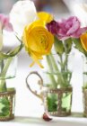Close up de cachos de flores em óculos — Fotografia de Stock