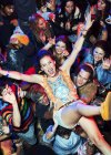 Entusiasta donna folla surf al festival musicale — Foto stock