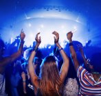 Les fans dansent et applaudissent au festival de musique — Photo de stock