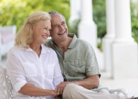 Anziani caucasico coppia abbracci su portico — Foto stock