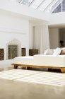 Sofás e lareira na moderna sala de estar — Fotografia de Stock
