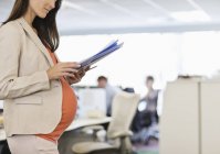 Donna d'affari incinta che lavora in ufficio — Foto stock
