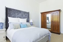 Кровать в роскошной спальне днем — стоковое фото