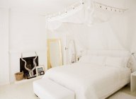 Навес над кроватью в современной спальне — стоковое фото