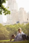 Couple relaxing in urban park — Stock Photo
