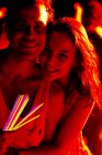 Close up retrato de casal feliz com bastões de brilho no festival de música — Fotografia de Stock