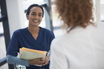 Infirmière et médecin moderne parler à l'hôpital — Photo de stock