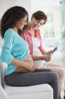 Беременные женщины, изучающие УЗИ — стоковое фото