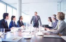 Gli uomini d'affari che parlano in riunione in ufficio moderno — Foto stock