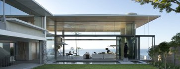 Pátio e piscina da casa moderna — Fotografia de Stock