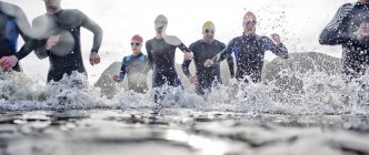 Впевнені і сильні тріатлоністи, що виходять з води — стокове фото