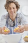 Чоловік стискає лимони на кухні — стокове фото