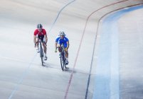 Велогонщики на велодроме — стоковое фото