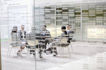 Geschäftsleute treffen sich im Konferenzraum im modernen Büro — Stockfoto