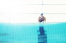 Nadador a punto en los bloques de partida - foto de stock