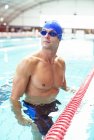 Schwimmer steht im Pool-Wasser — Stockfoto