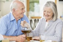 Couple plus âgé prenant le thé ensemble à l'intérieur — Photo de stock