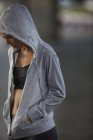 Женщина, стоящая на улице после тренировки — стоковое фото