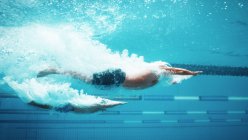 Nadadores corriendo en la piscina - foto de stock